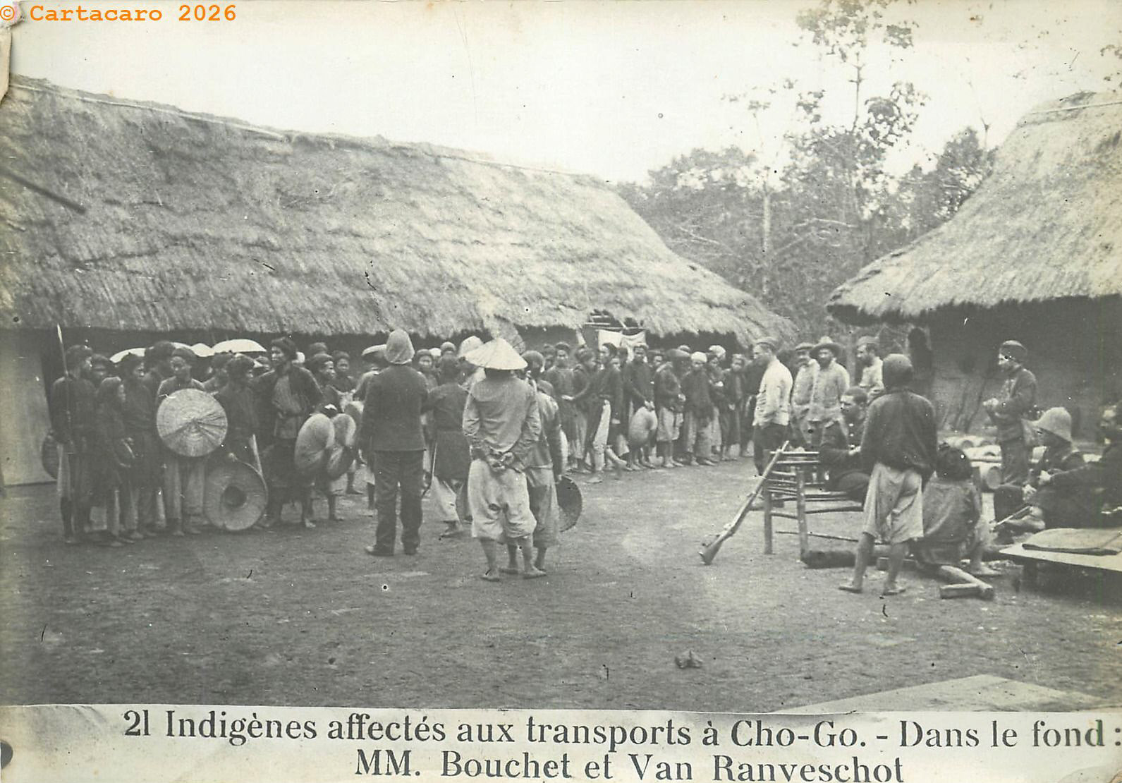 #6229 - 21 Indigènes affectés aux transports Cho Go Dans le fond M. Bouchet et Van Renveschot