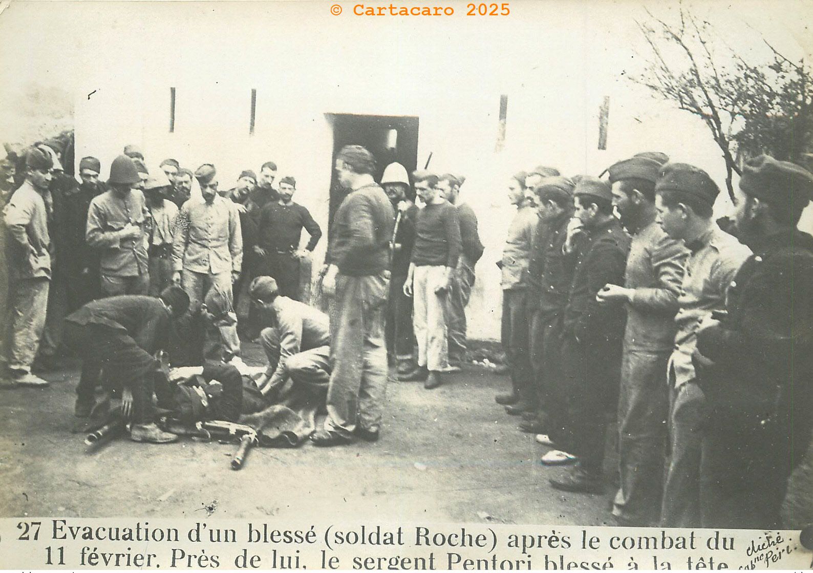 #6235 - 27 Evacuation d'un blessé, Soldat Roche, après le combat du 11 février, prés de lui sergent Pandori, blessé à la tête