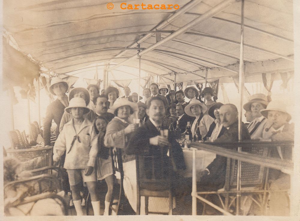 Photo - une fête dans un chaloupe fluviale 