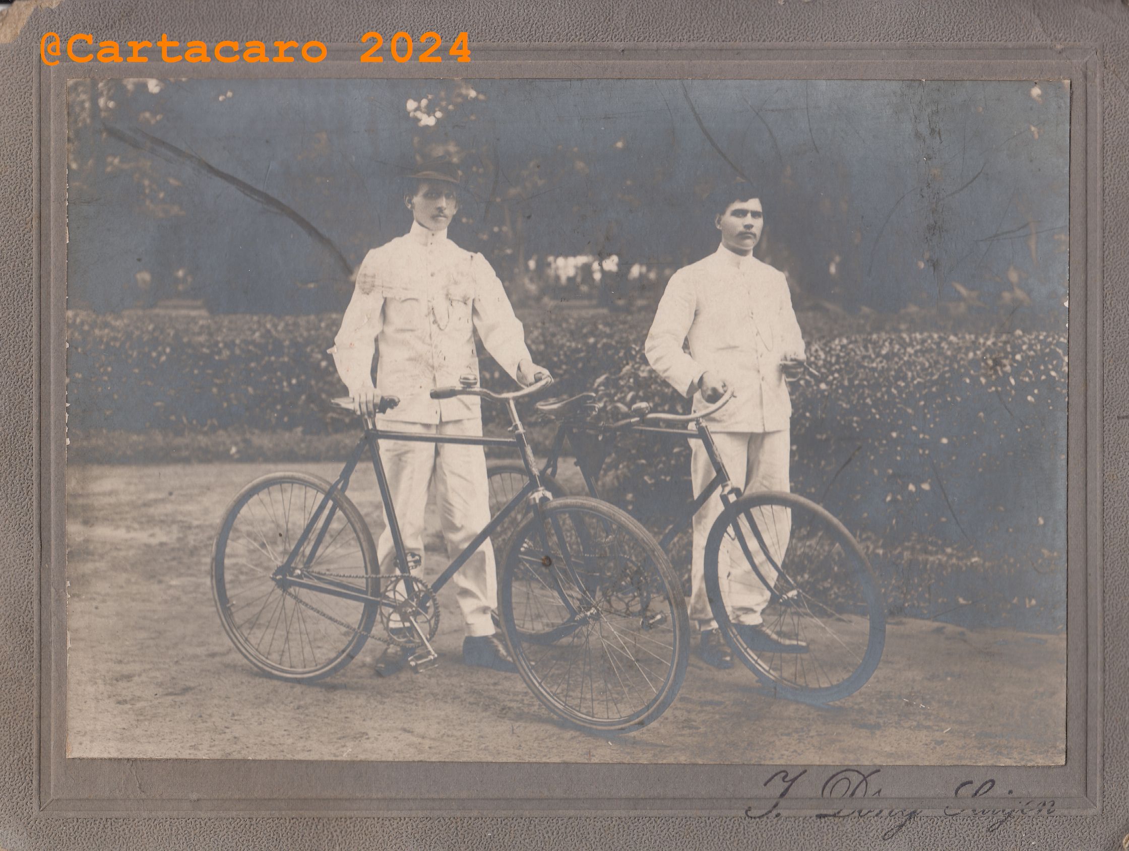 Photo dans la rue, A bicyclette de J. Dong - Saïgon