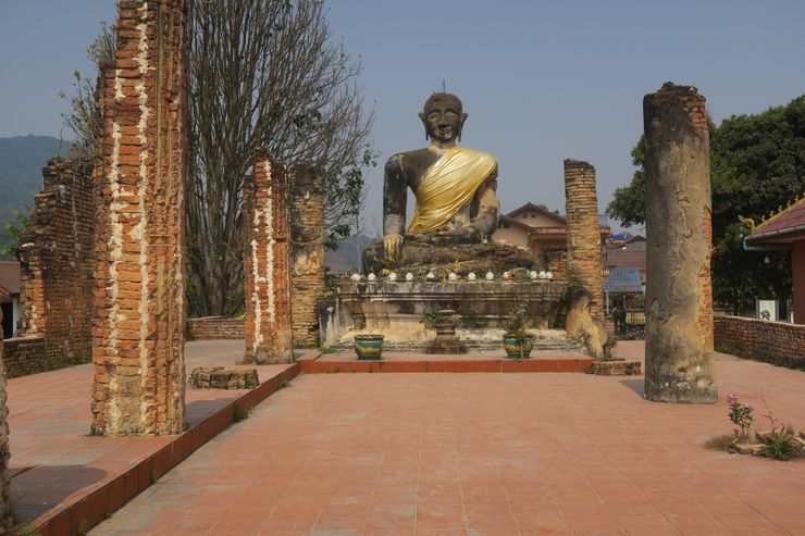 Laos - Xieng Khouang - Bouddha - Parterre de tomettes #5544