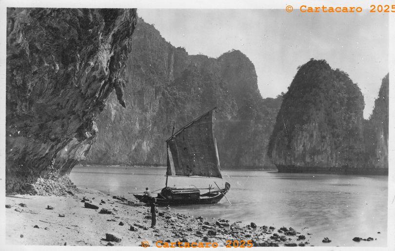 Nord Vietnam Baie Along Devant la grotte de la surprise PC Paris 35 Cliché agence des colonies @M2033 #5844