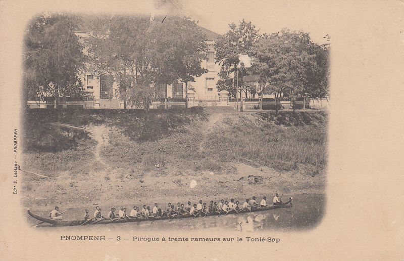 Cambodge - Pirogue à trente rameurs sur le Tonlé-Sap