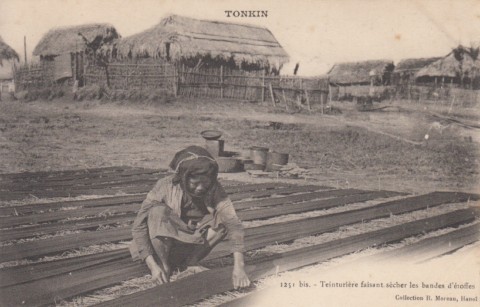 Tonkin - Metier - Teinturière faisant sécher les bandes d'étoffes - Moreau 1251 Bis - JPEG - 62.8 ko - 480×307 px