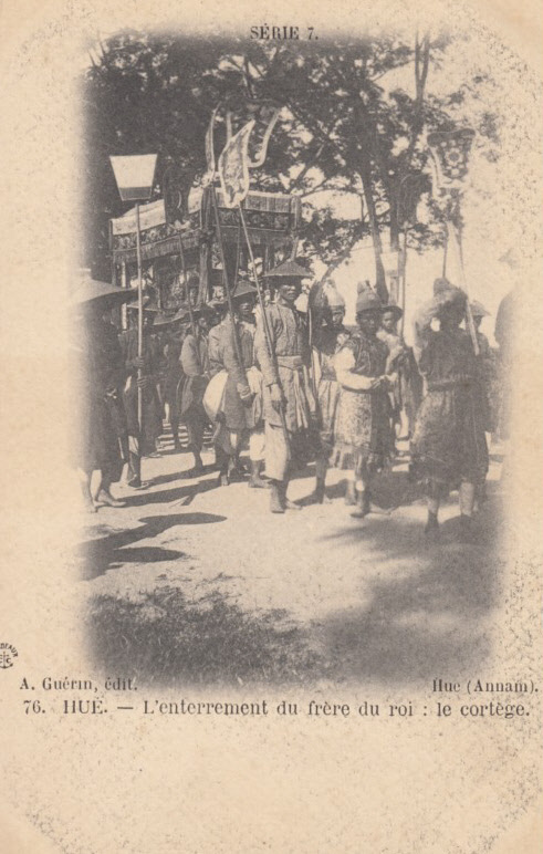 76 - Hué <br /> Enterrement du frère du roi, cortège royal <br /> éditeur Guérin Série 7