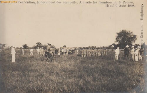 Tonkin 1908  <br /> Après l’exécution l’enlèvement des cercueils , à droite la presse 6 août 1908  <br> Bonal 9 #266